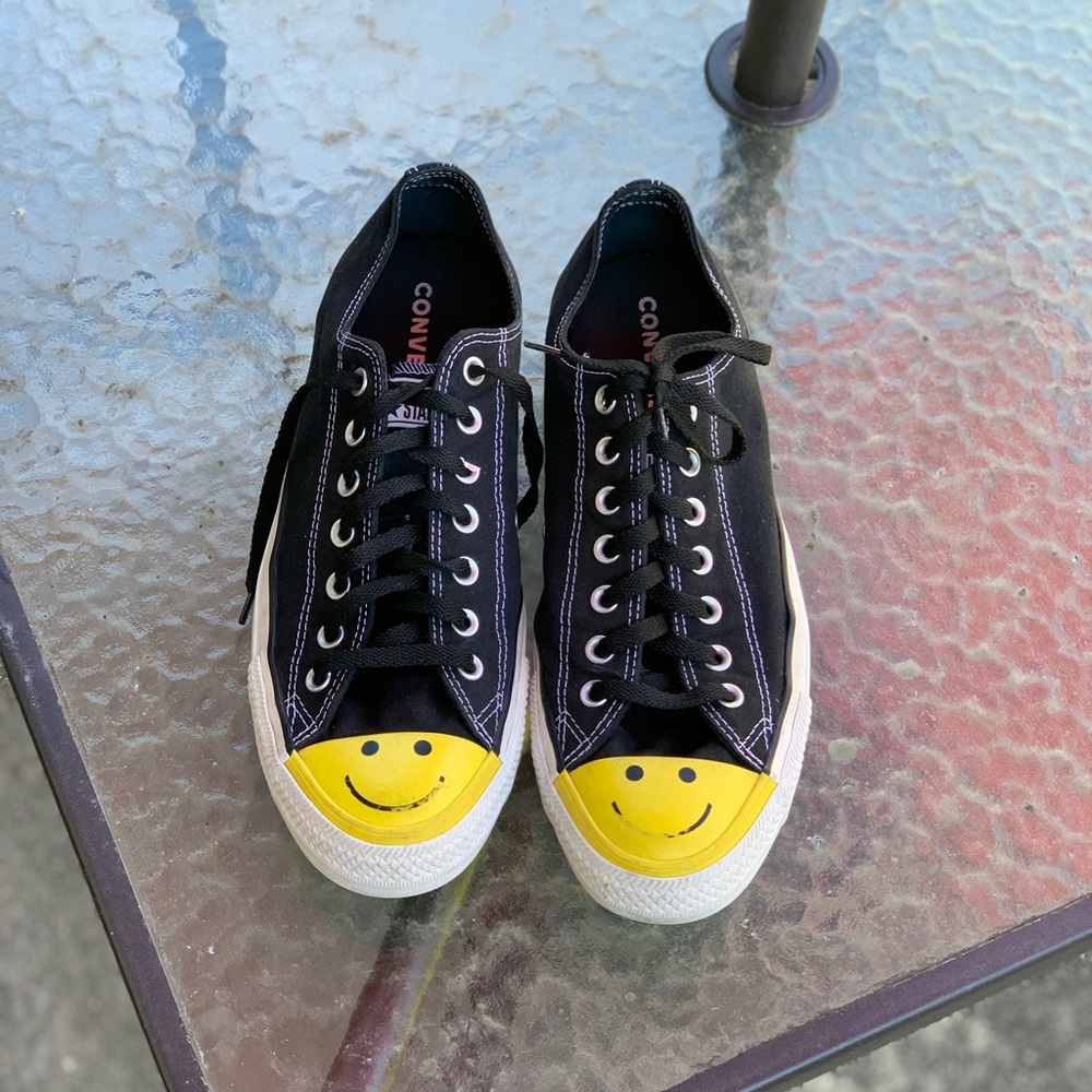 Smiley converse